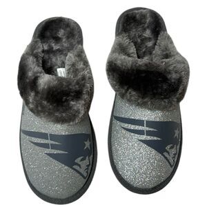 FOCO Officially Licensed Glitter Patriots Football Faux Fur Slippers. Size 9/10.